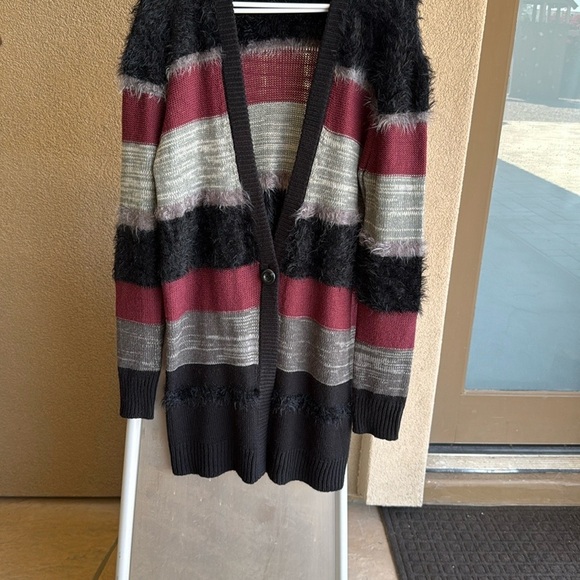 Beautiful TROUVE Black and Red Women's Long Cardigan Sweater - Picture 8 of 8